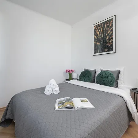 Lumina I 3-room With Balcony I Near Park Moczydlo I Metro Apartamento